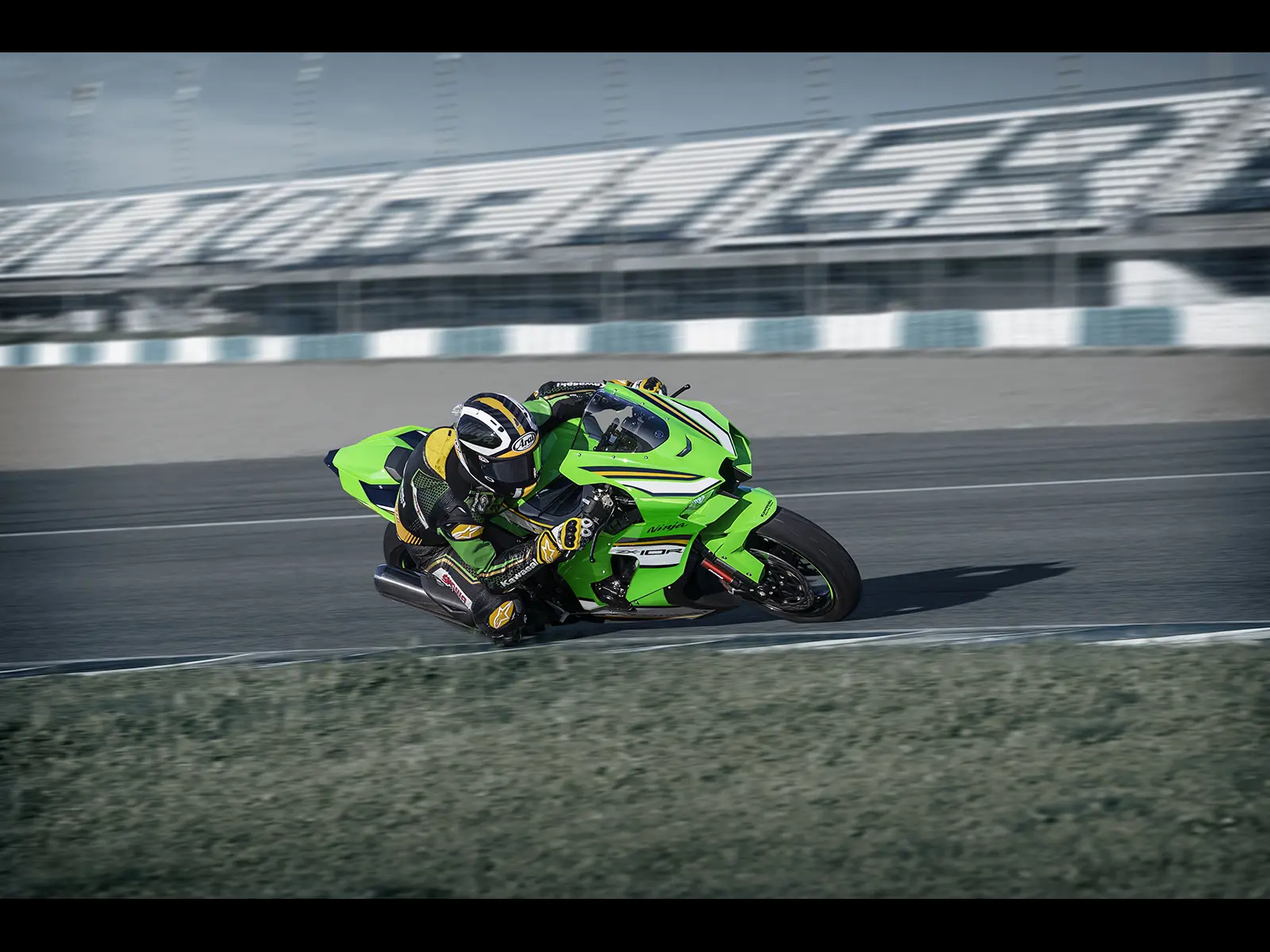 2025 Ninja ZX-10R lifestyle image