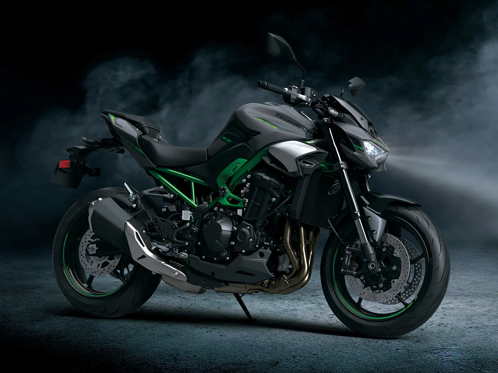 2025 Z900 lifestyle image
