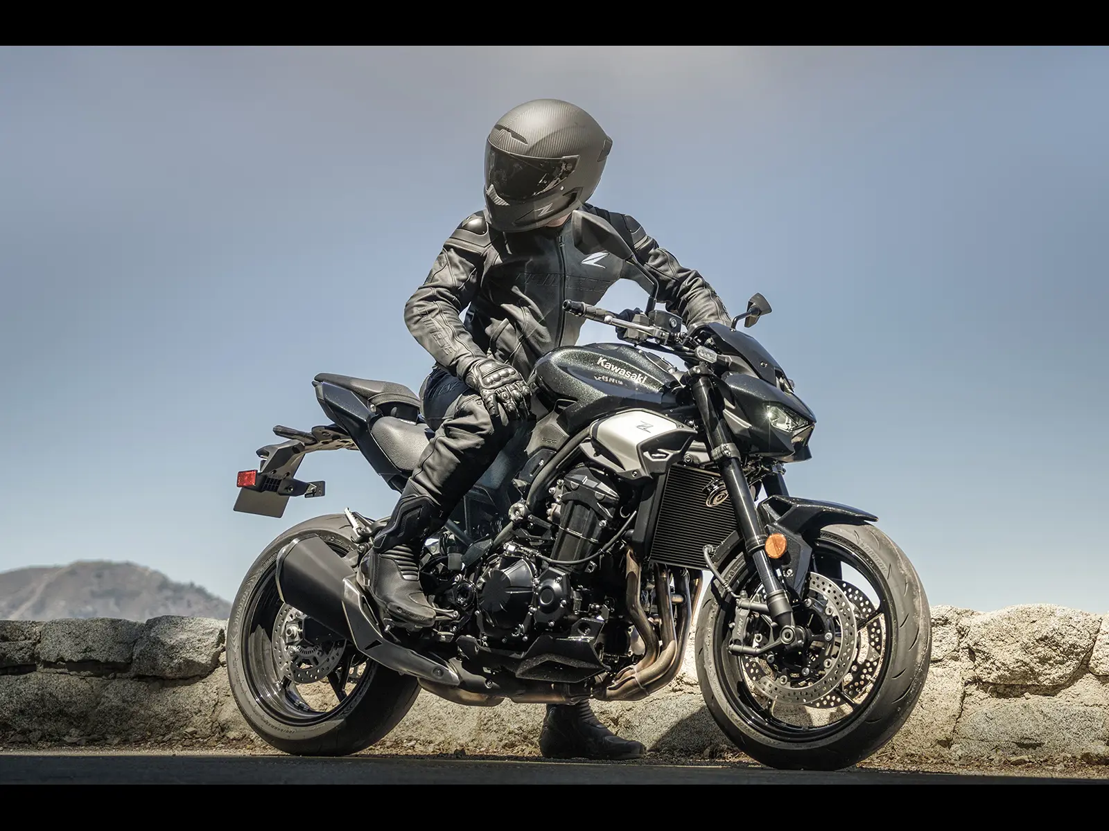 2025 Z900 lifestyle image
