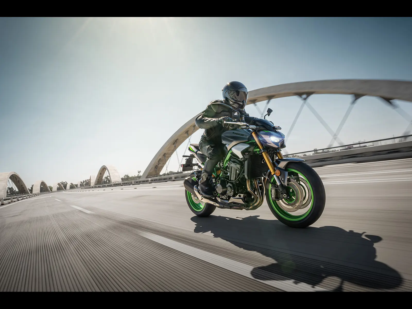 2025 Z900 SE lifestyle image