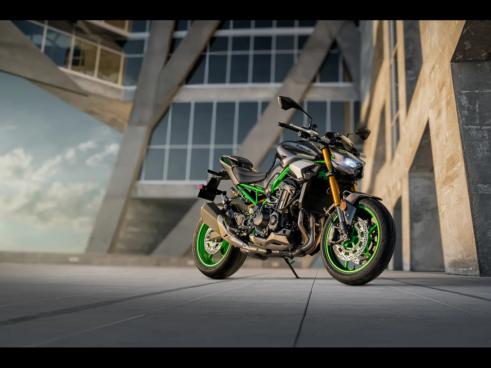 2025 Z900 SE lifestyle image