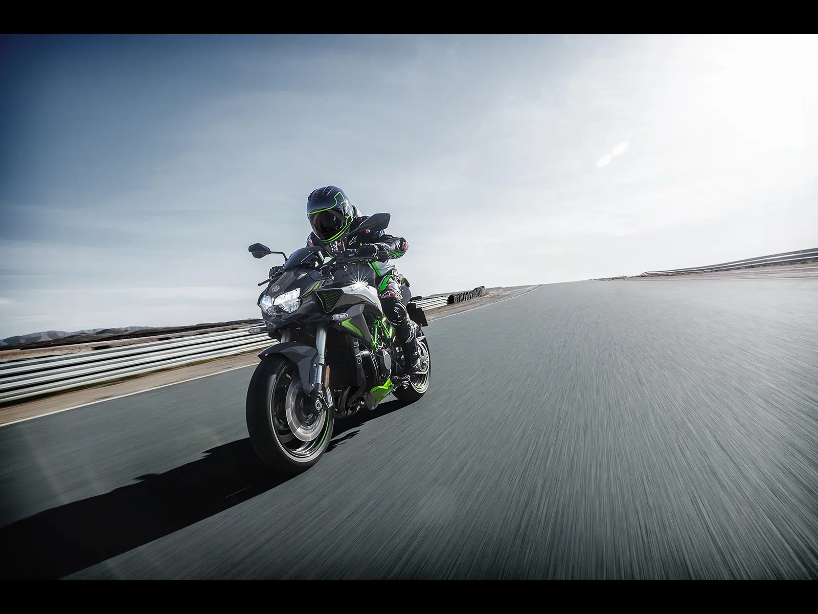 2025 Z H2 SE Performance lifestyle image