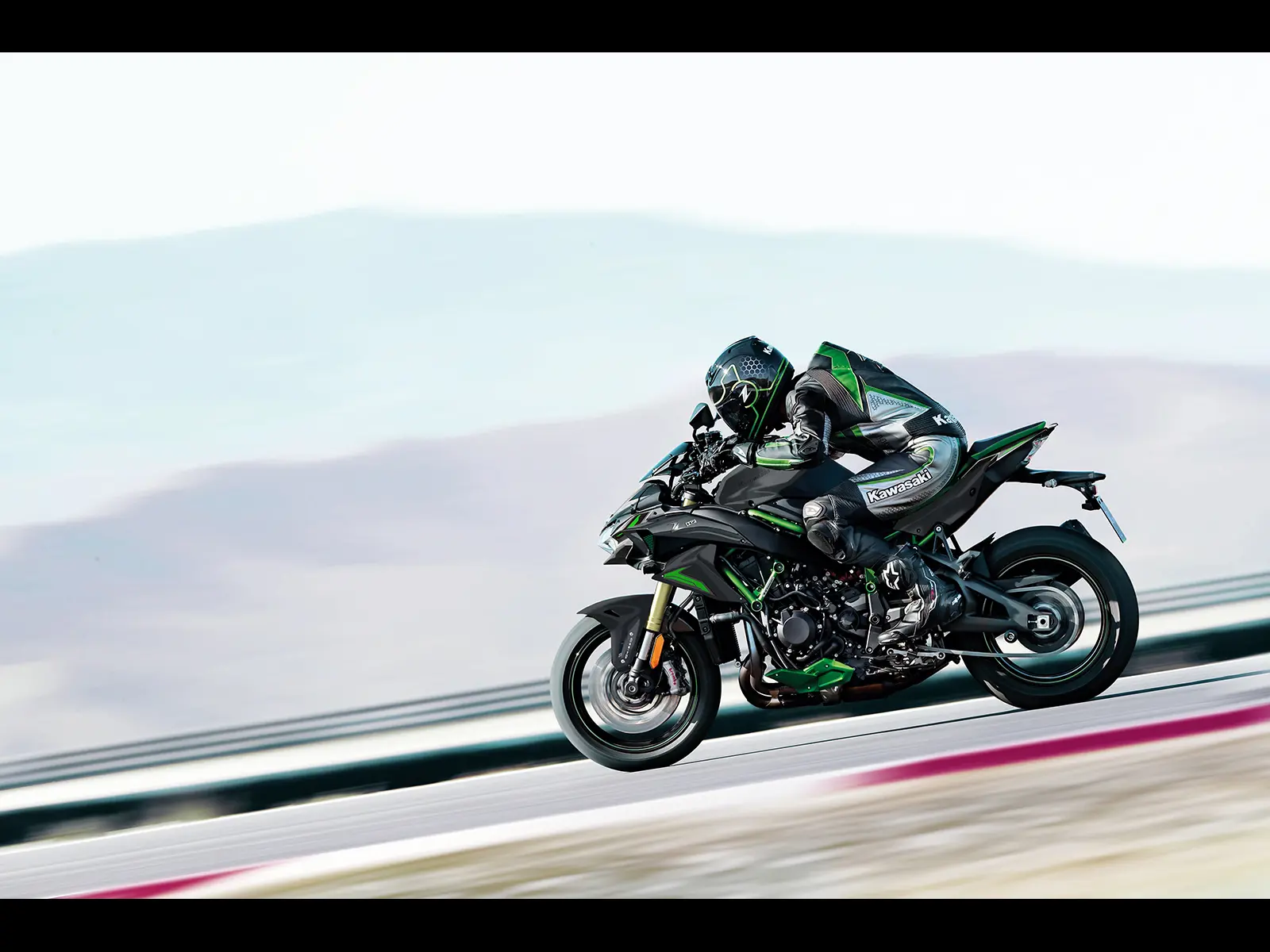 2025 Z H2 SE Performance lifestyle image
