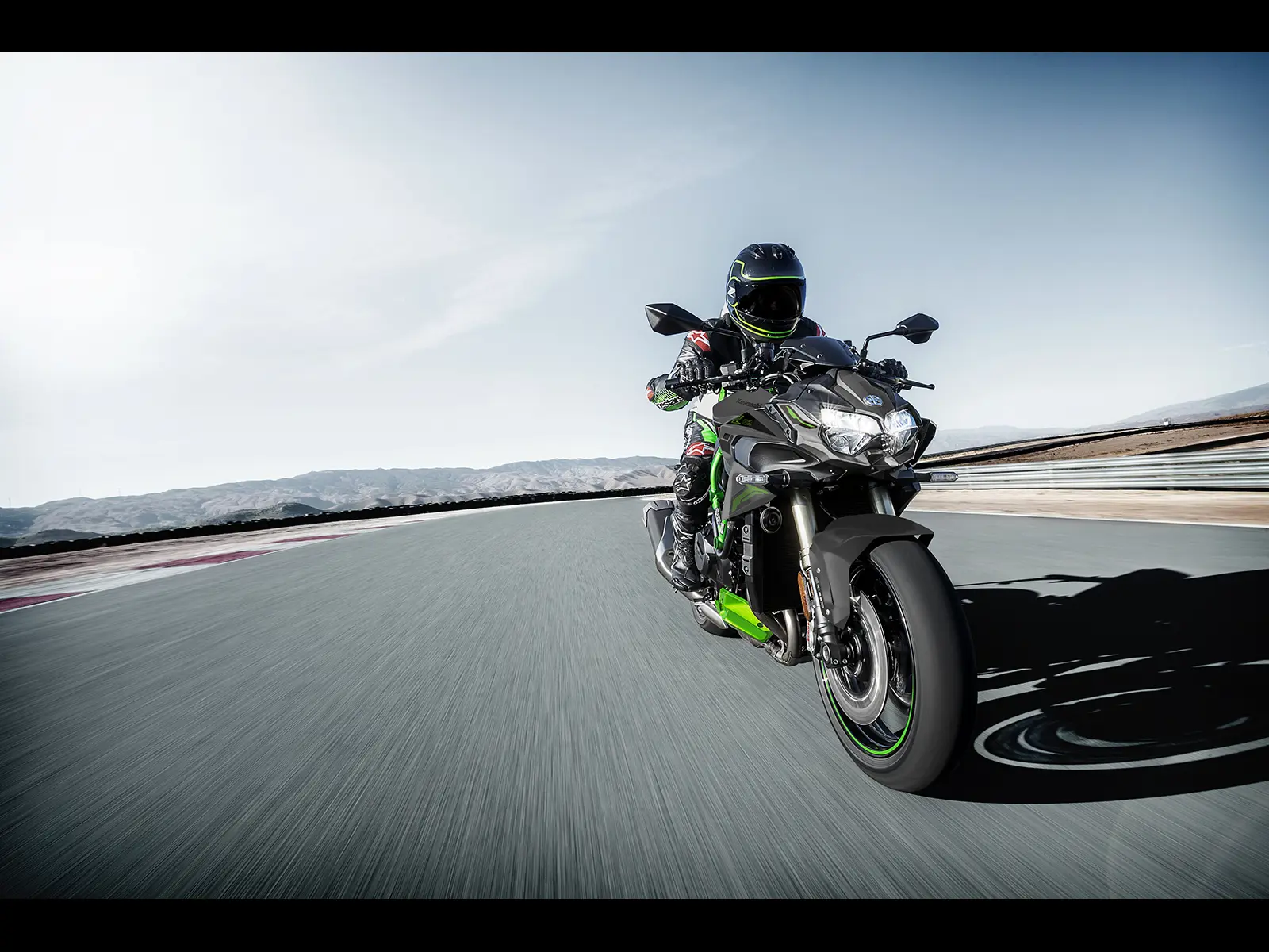 2025 Z H2 SE Performance lifestyle image