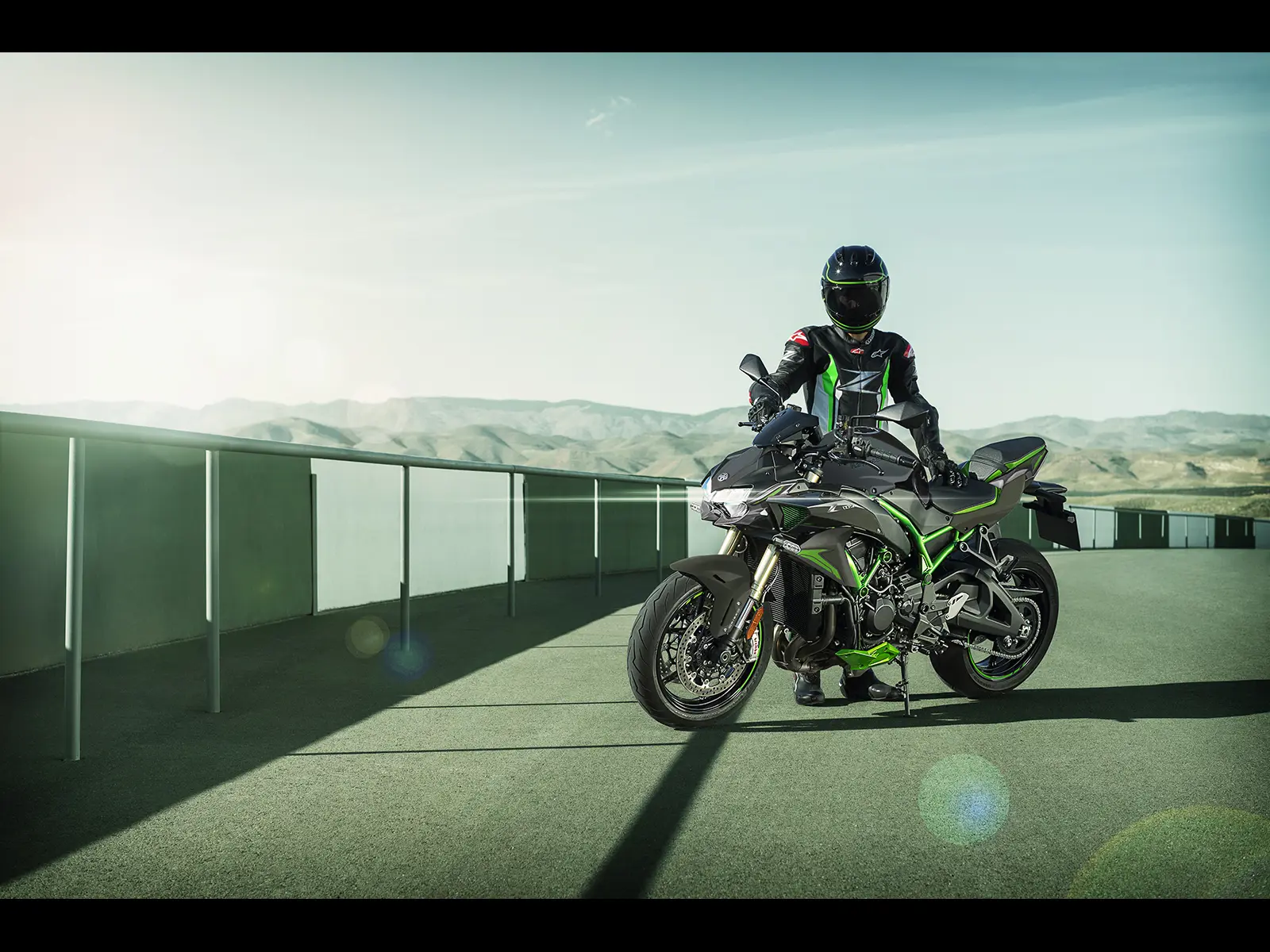 2025 Z H2 SE Performance lifestyle image