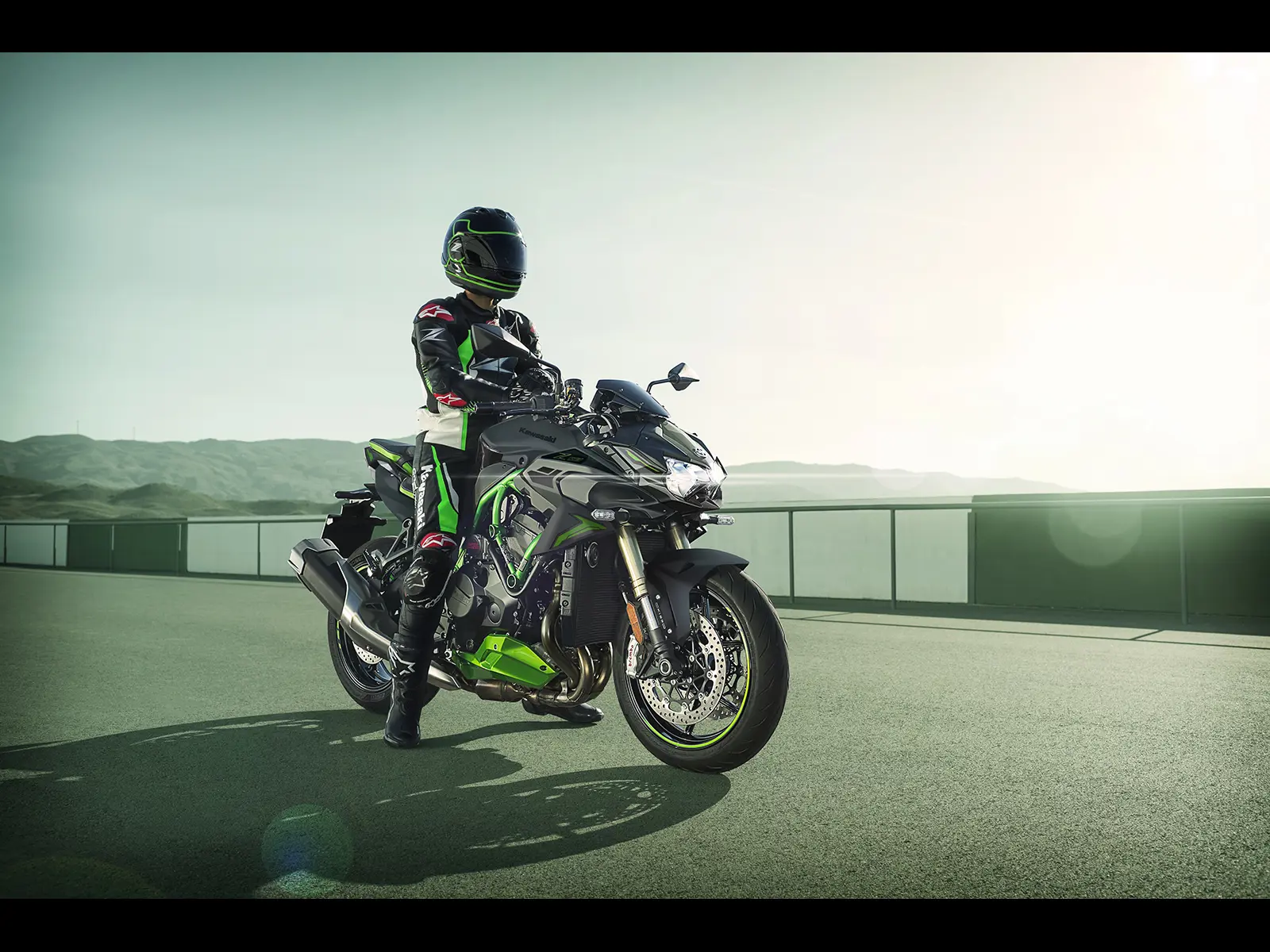 2025 Z H2 SE Performance lifestyle image