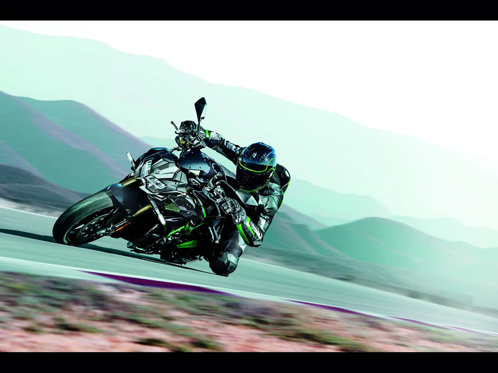 2025 Z H2 SE Performance lifestyle image