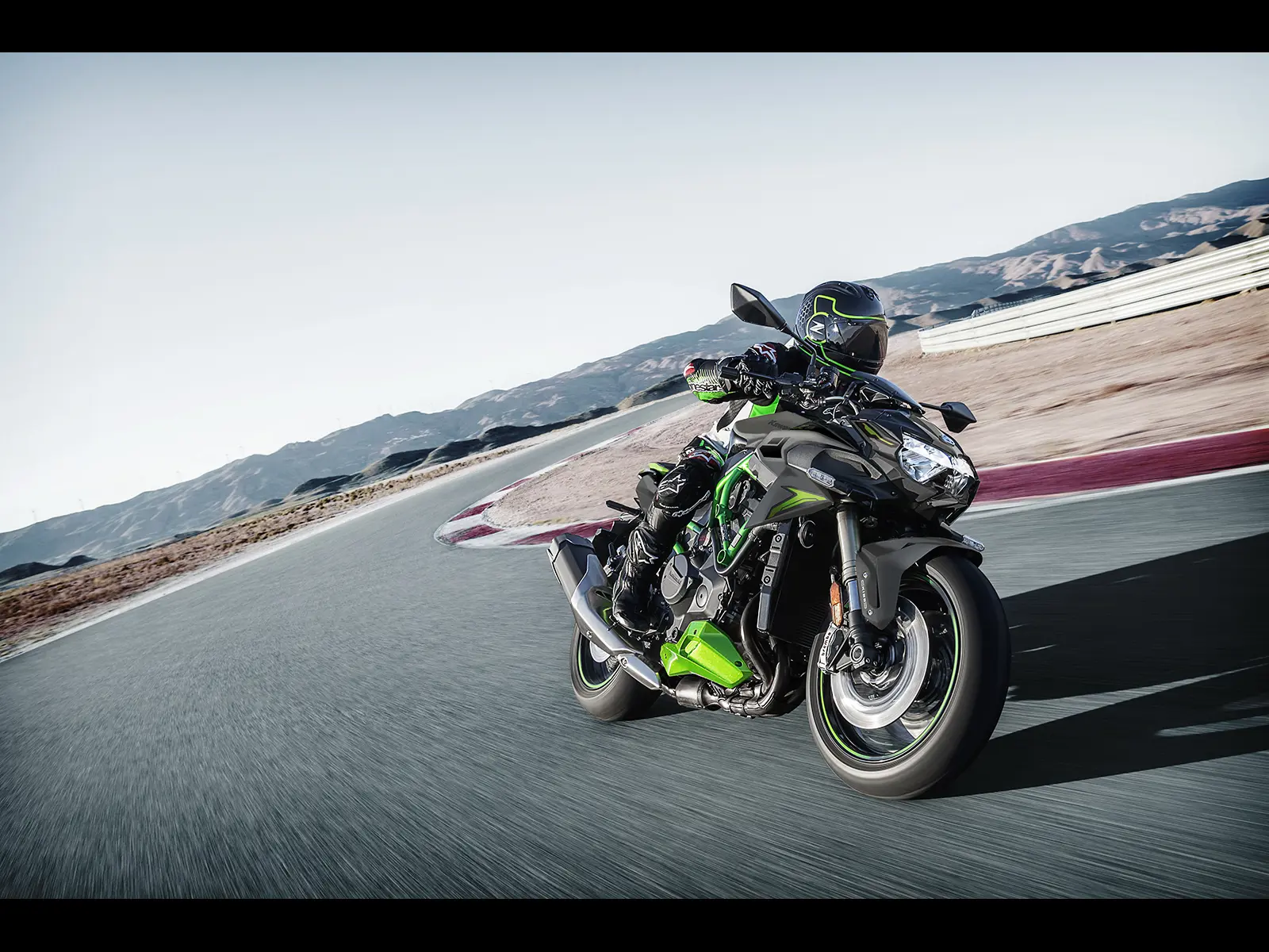 2025 Z H2 SE Performance lifestyle image