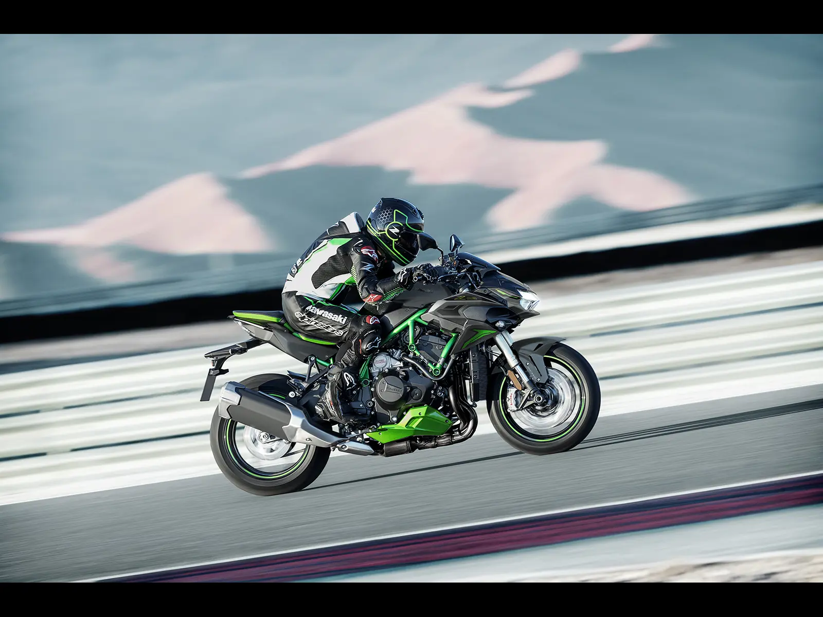 2025 Z H2 SE Performance lifestyle image