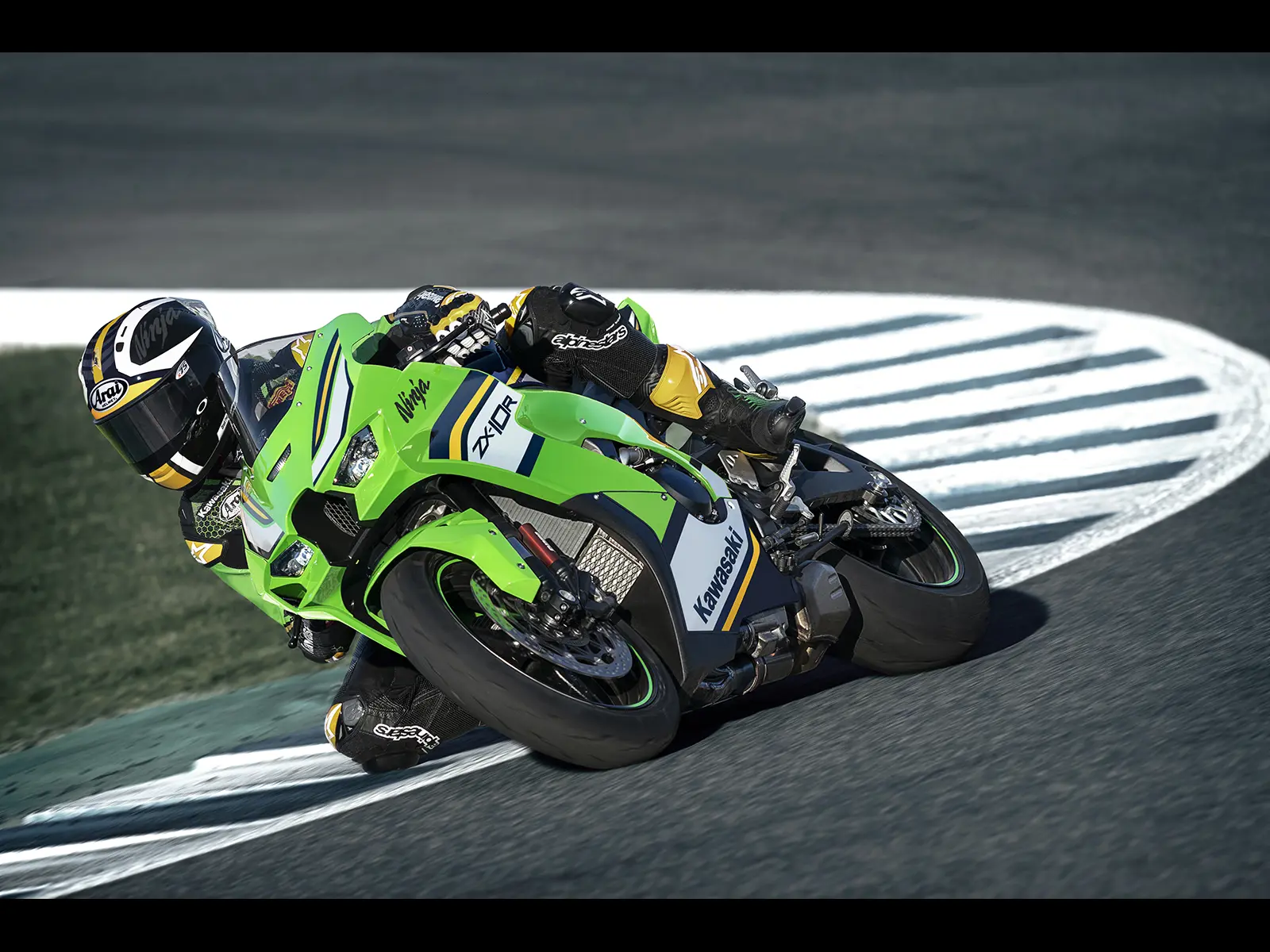 2025 Ninja ZX-10R Performance lifestyle image