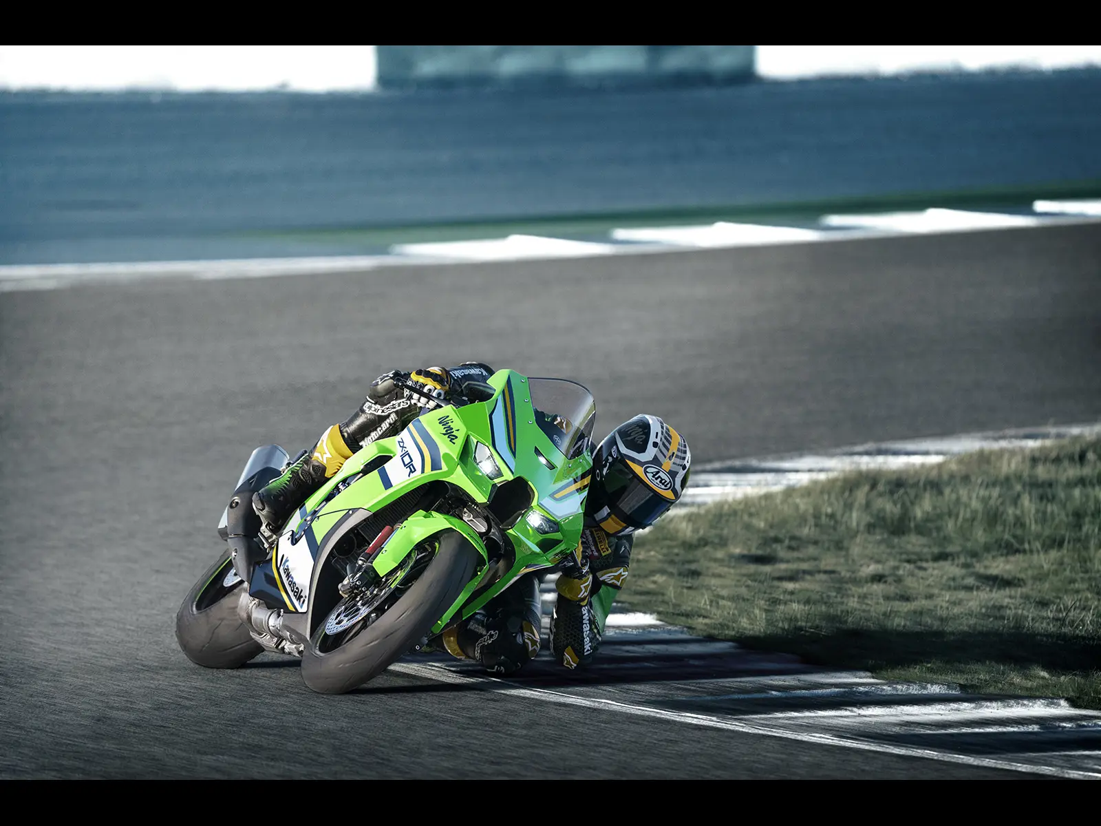 2025 Ninja ZX-10R Performance lifestyle image