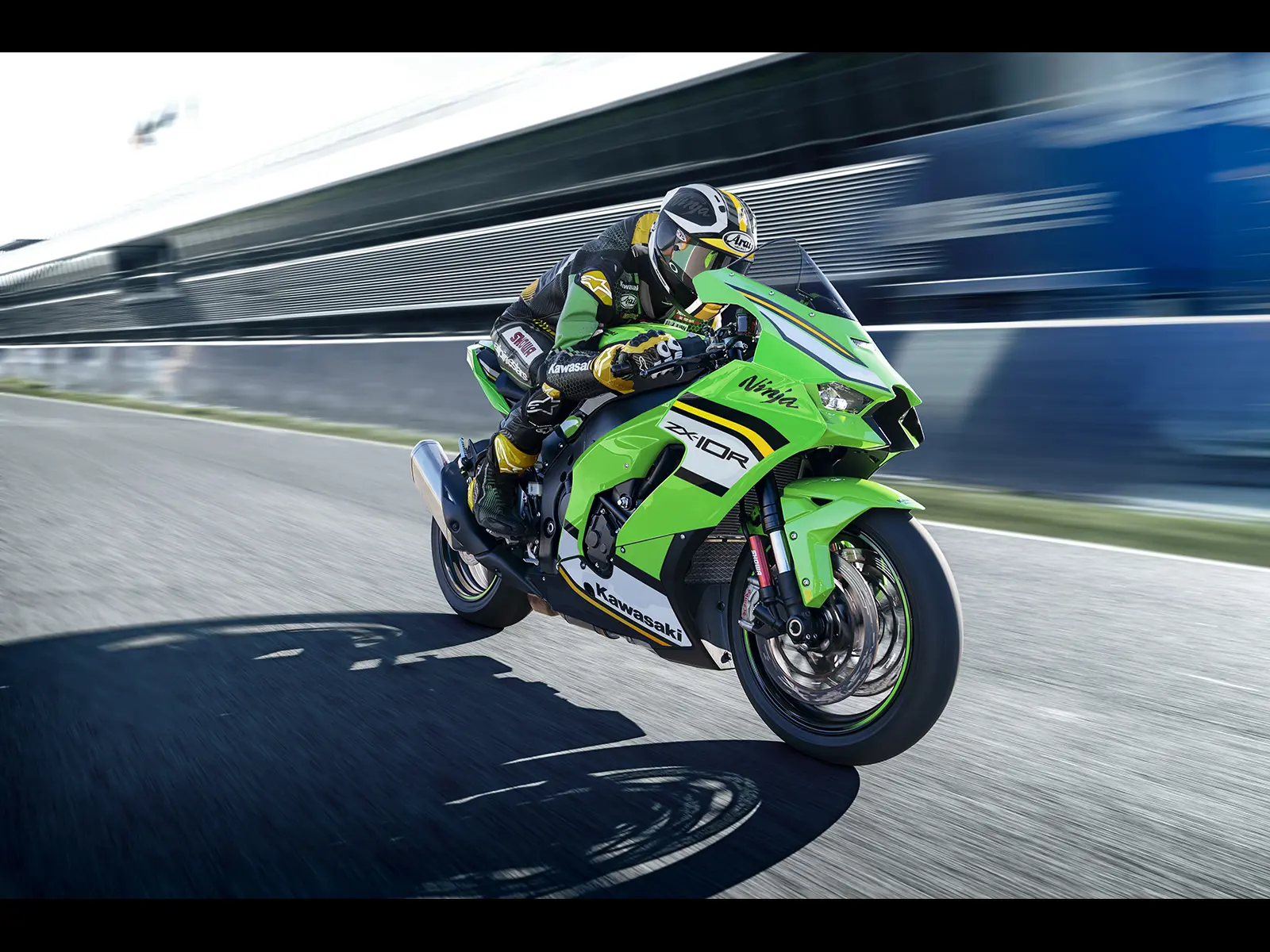 2025 Ninja ZX-10R Performance lifestyle image