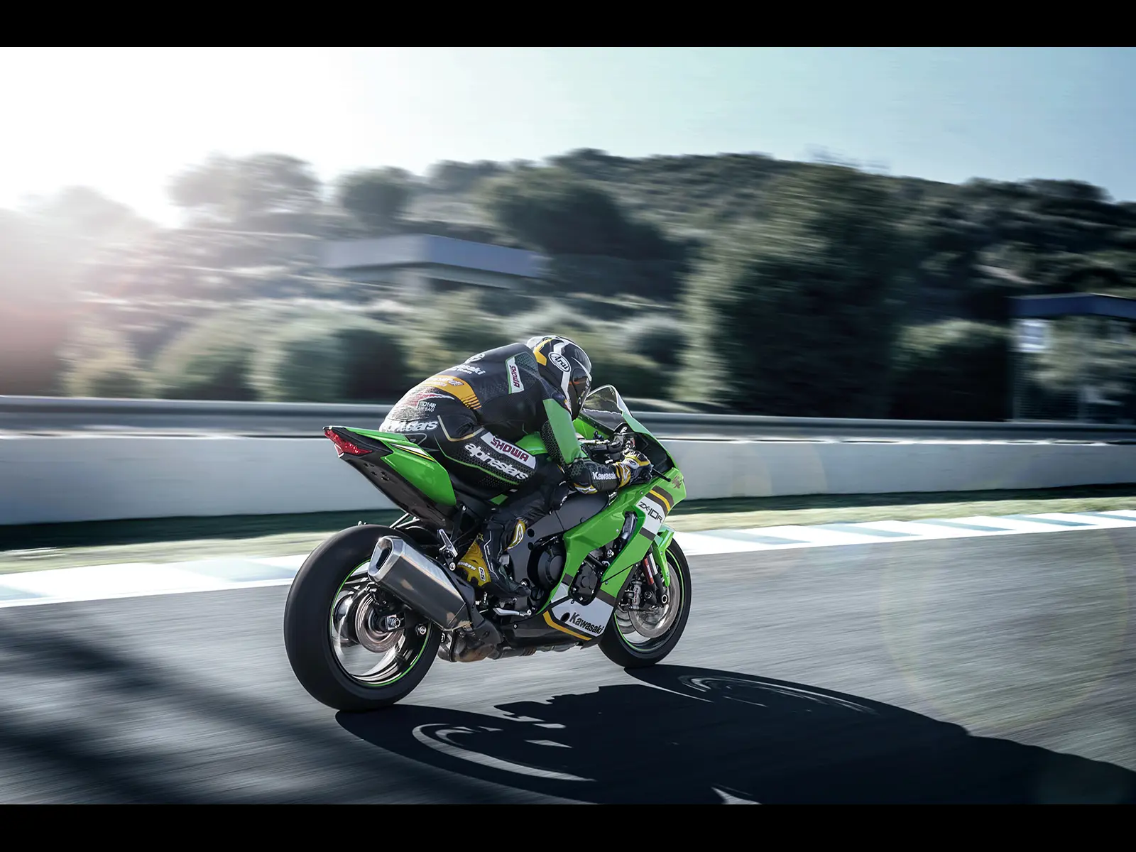 2025 Ninja ZX-10R Performance lifestyle image