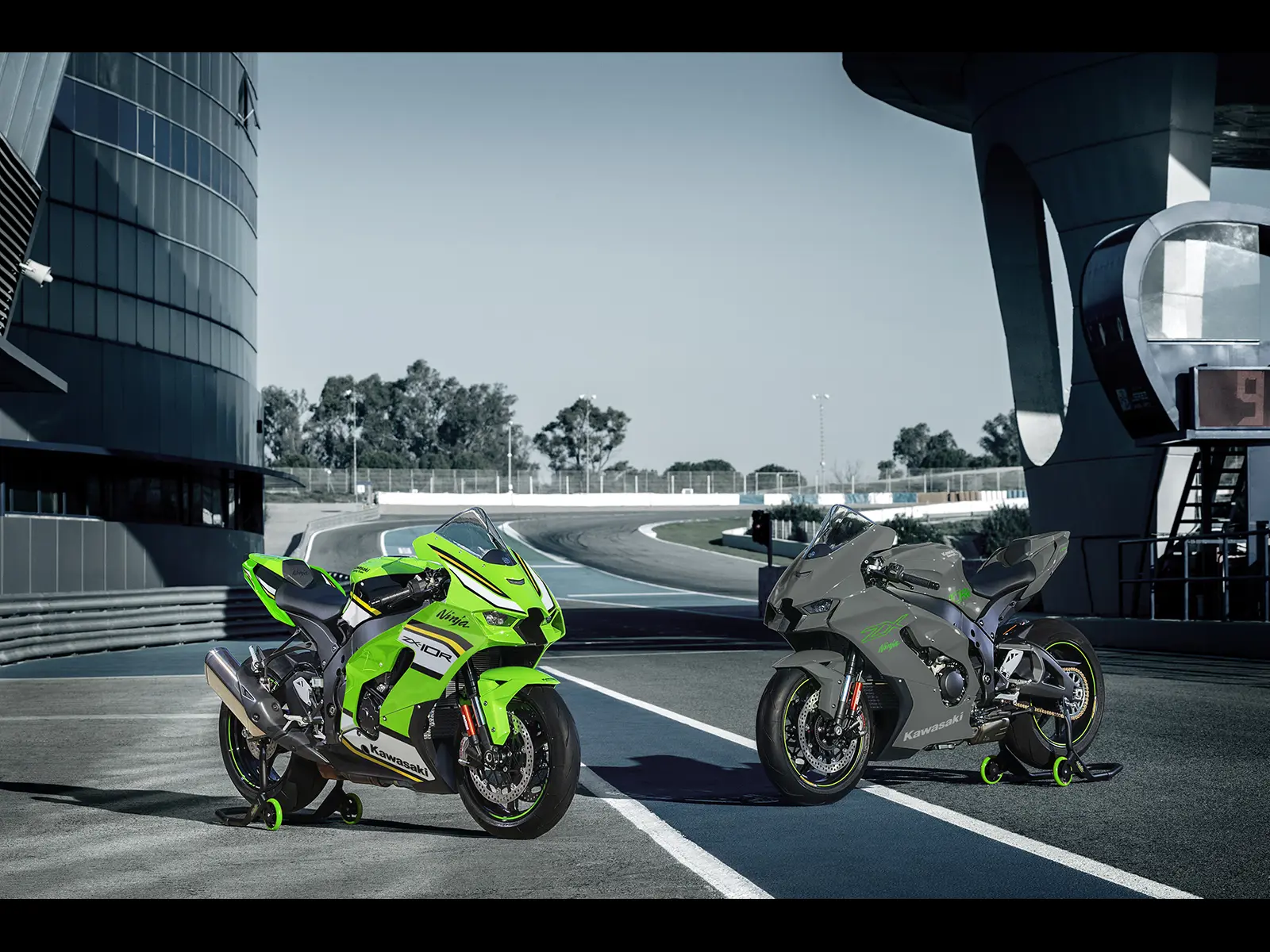 2025 Ninja ZX-10R Performance lifestyle image