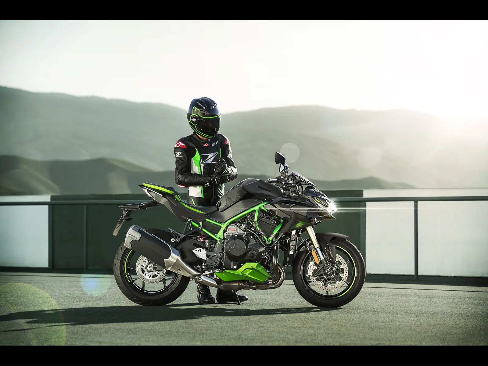 2025 Z H2 SE lifestyle image
