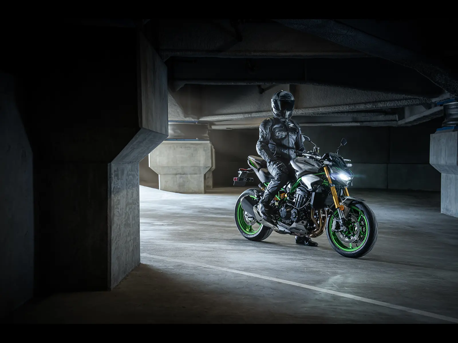2025 Z900 SE Performance lifestyle image