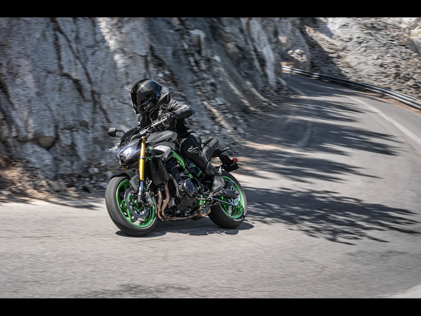 2026 Z900 SE lifestyle image
