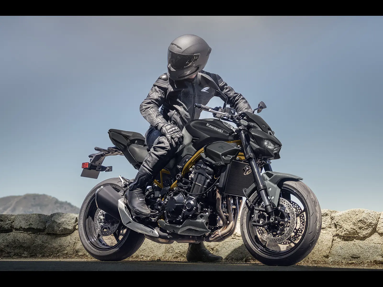 2026 Z900 lifestyle image