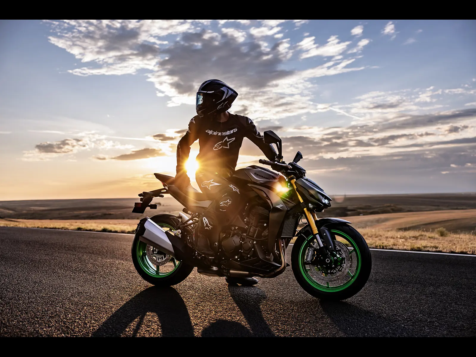 2026 Z1100 SE lifestyle image