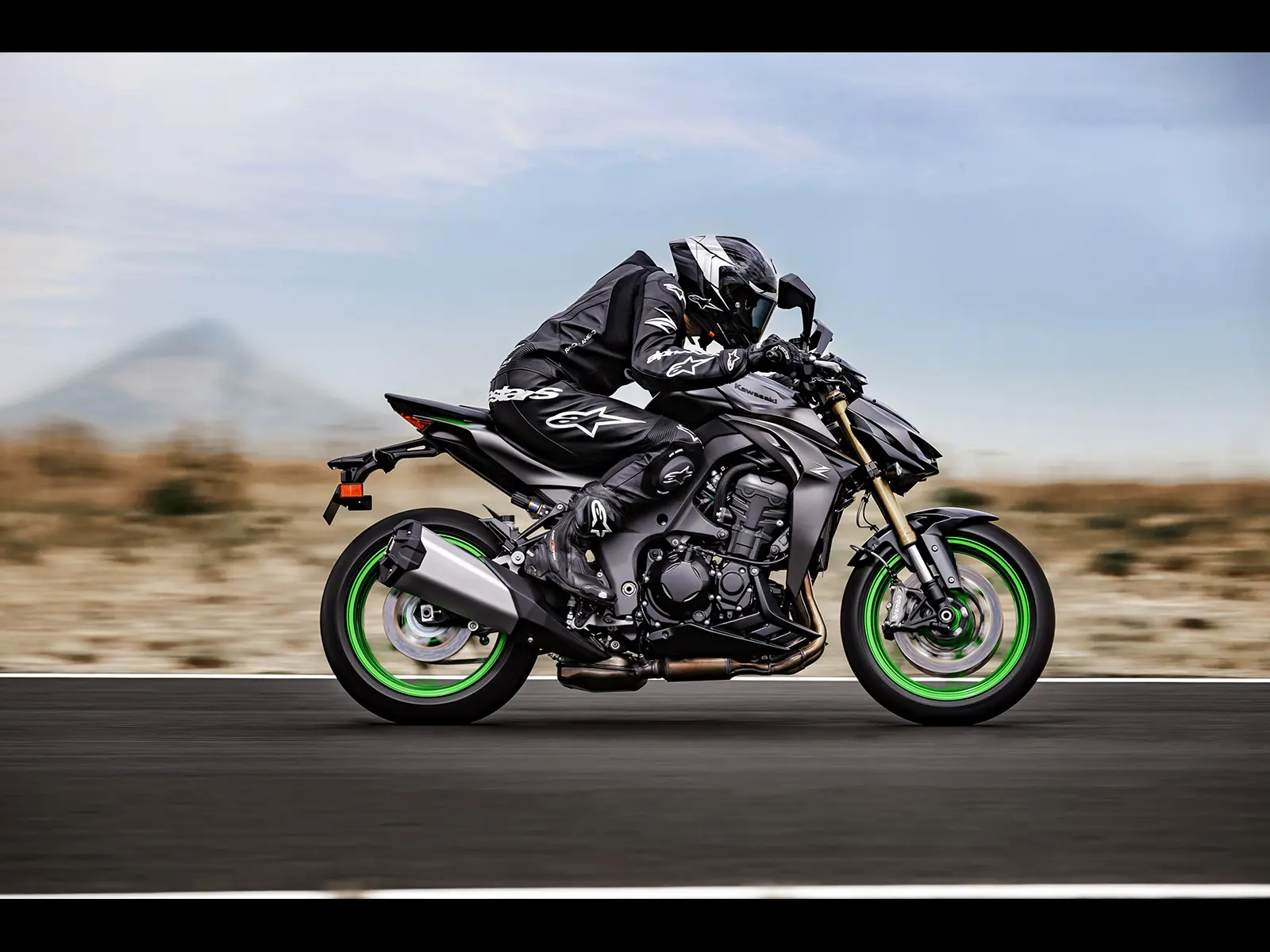 2026 Z1100 SE lifestyle image