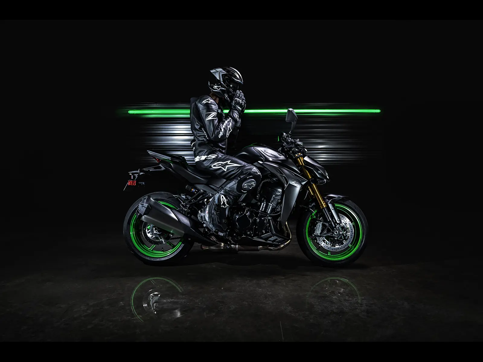 2026 Z1100 SE lifestyle image