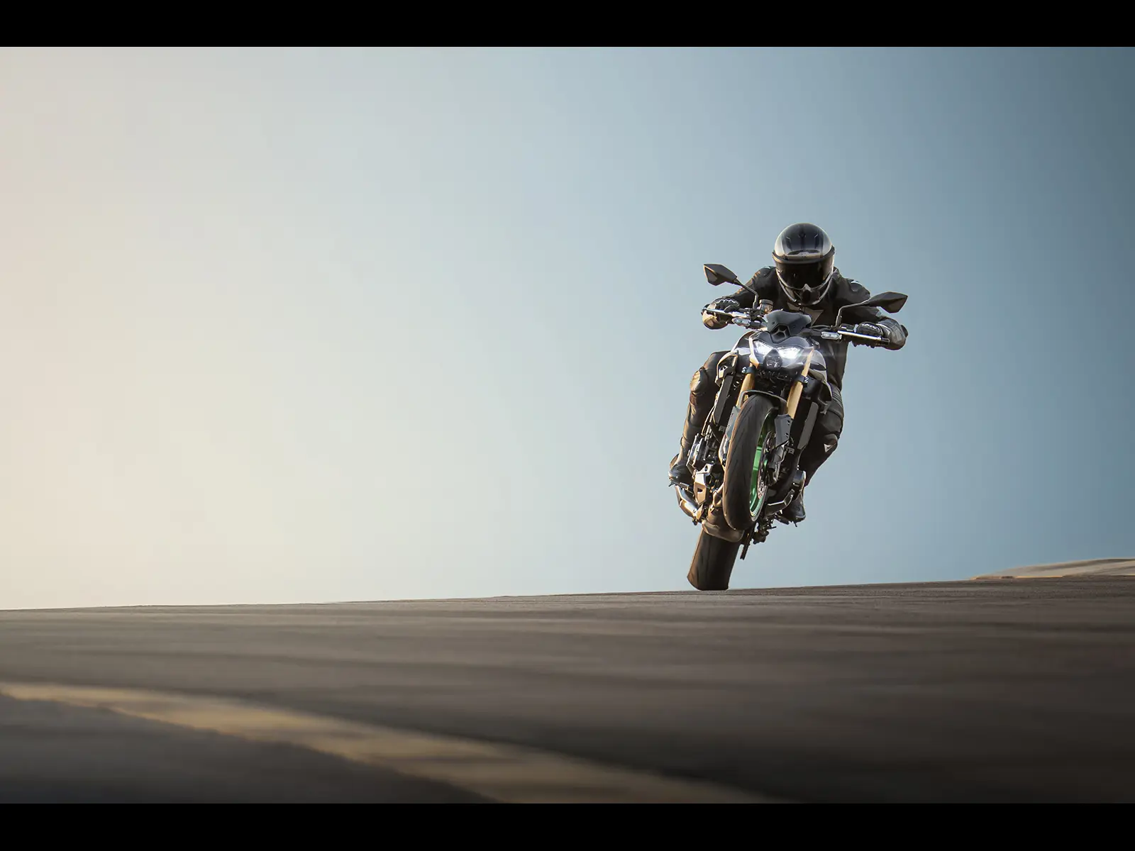 2026 Z900 SE Performance lifestyle image