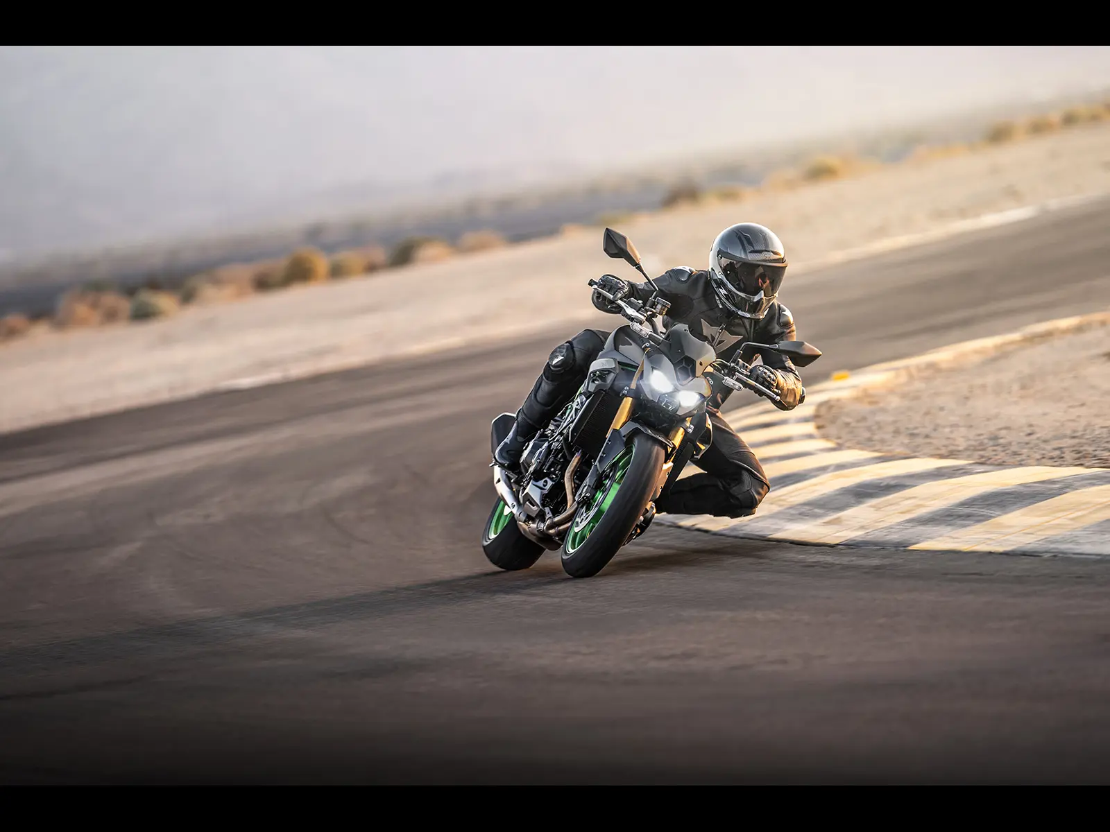 2026 Z900 SE Performance lifestyle image