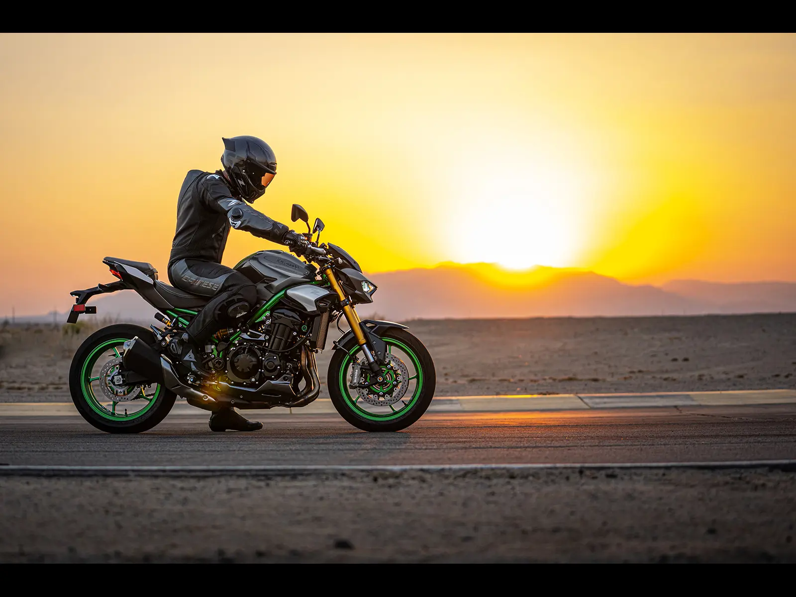 2026 Z900 SE Performance lifestyle image