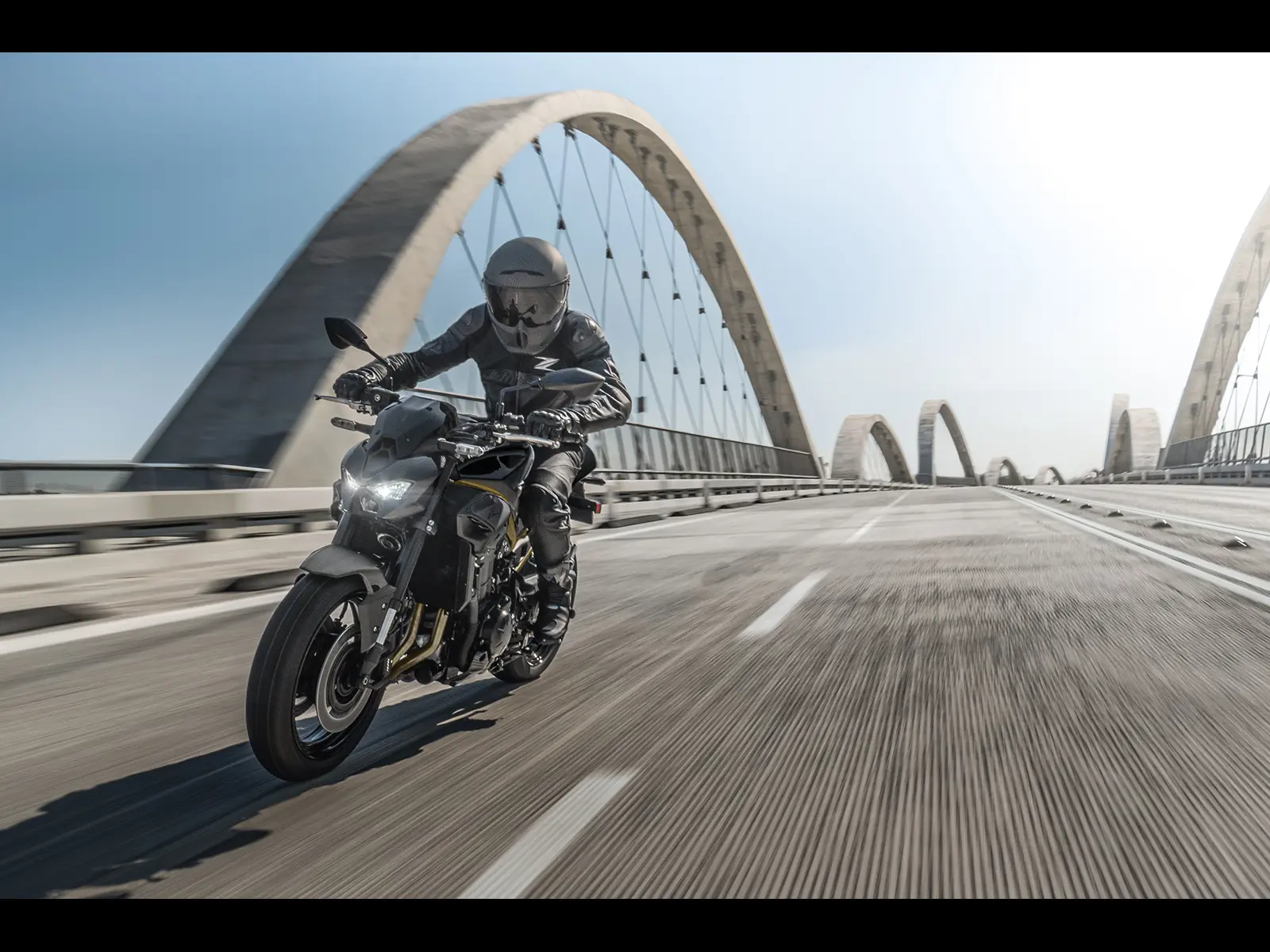 2026 Z900 Performance lifestyle image