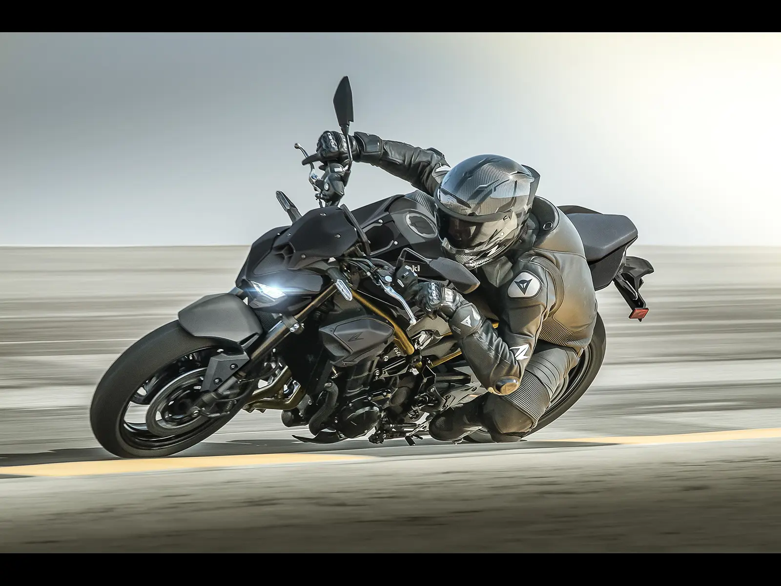 2026 Z900 Performance lifestyle image