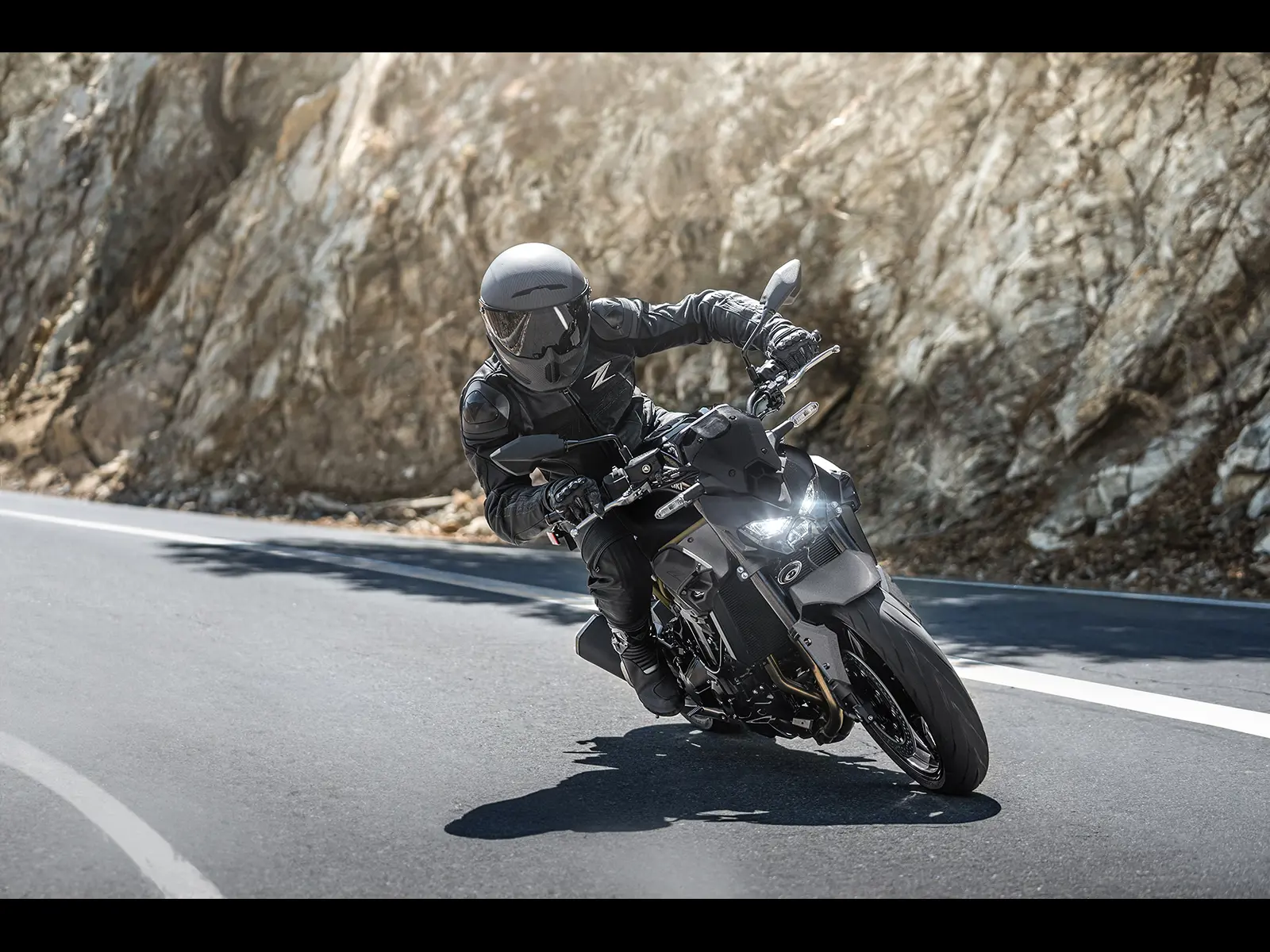 2026 Z900 Performance lifestyle image