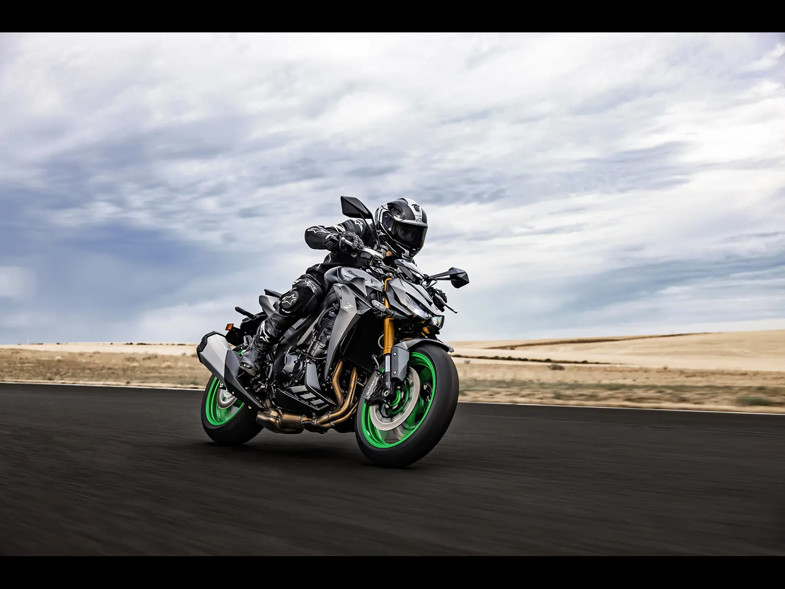2026 Z1100 SE Performance lifestyle image