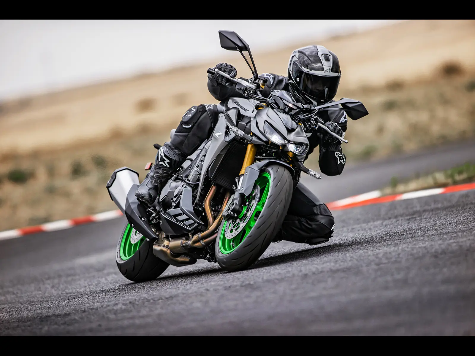 2026 Z1100 SE Performance lifestyle image