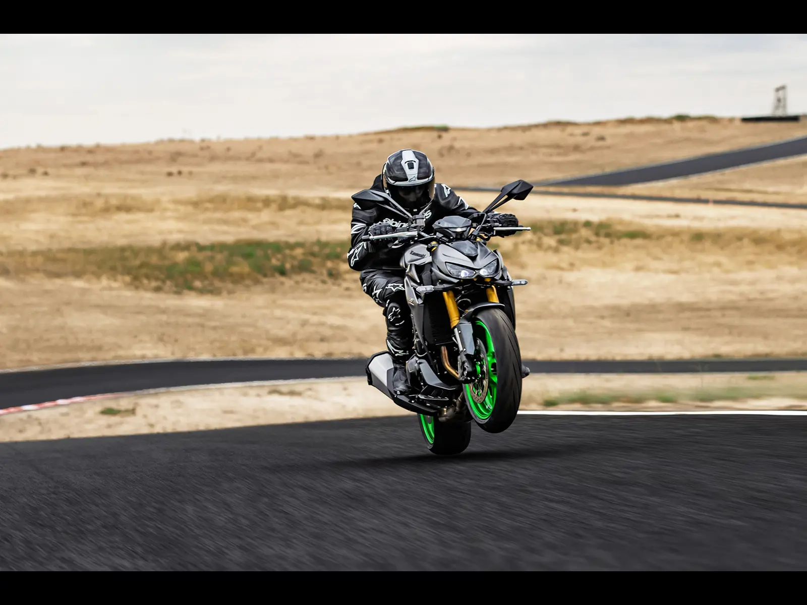 2026 Z1100 SE Performance lifestyle image